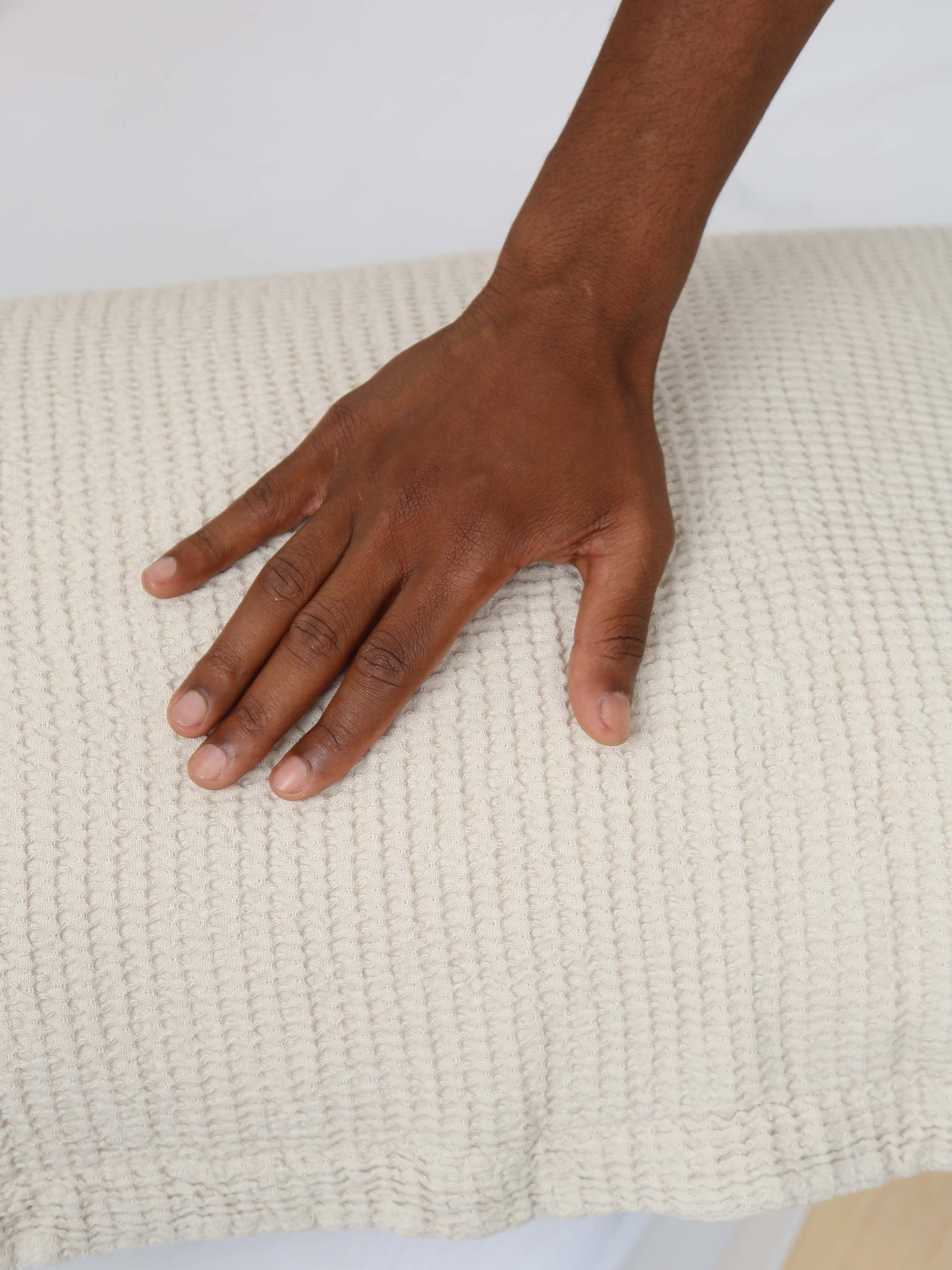 ציפית לכרית ארוכה BAMBOO WAFFLE - אבן