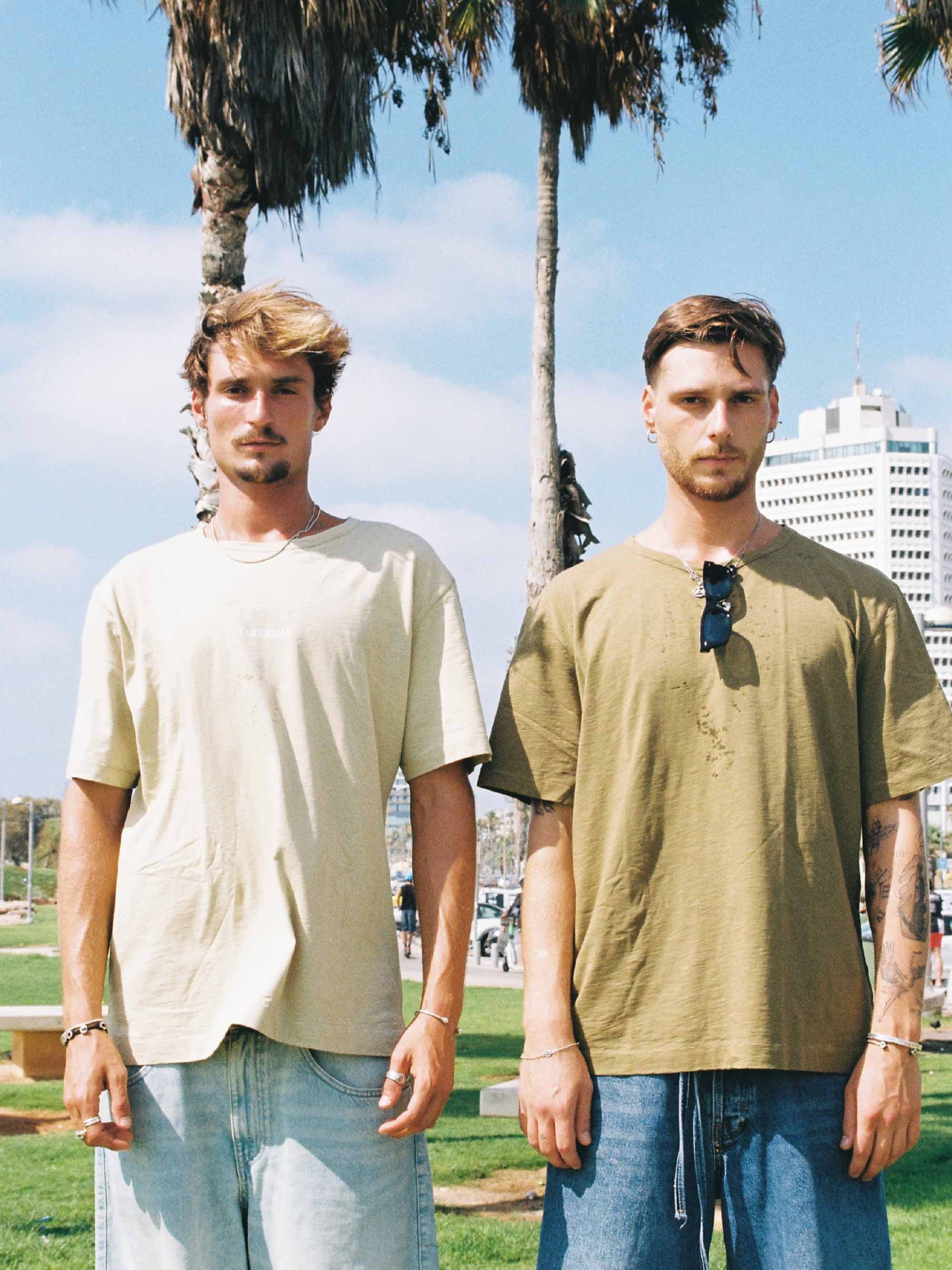 החולצה האורגנית צווארון וי - גולדי