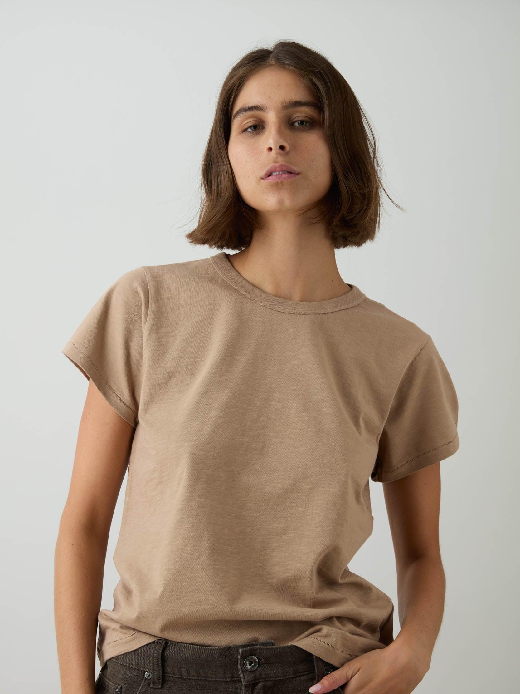 החולצה האורגנית צווארון עגול - מוקה