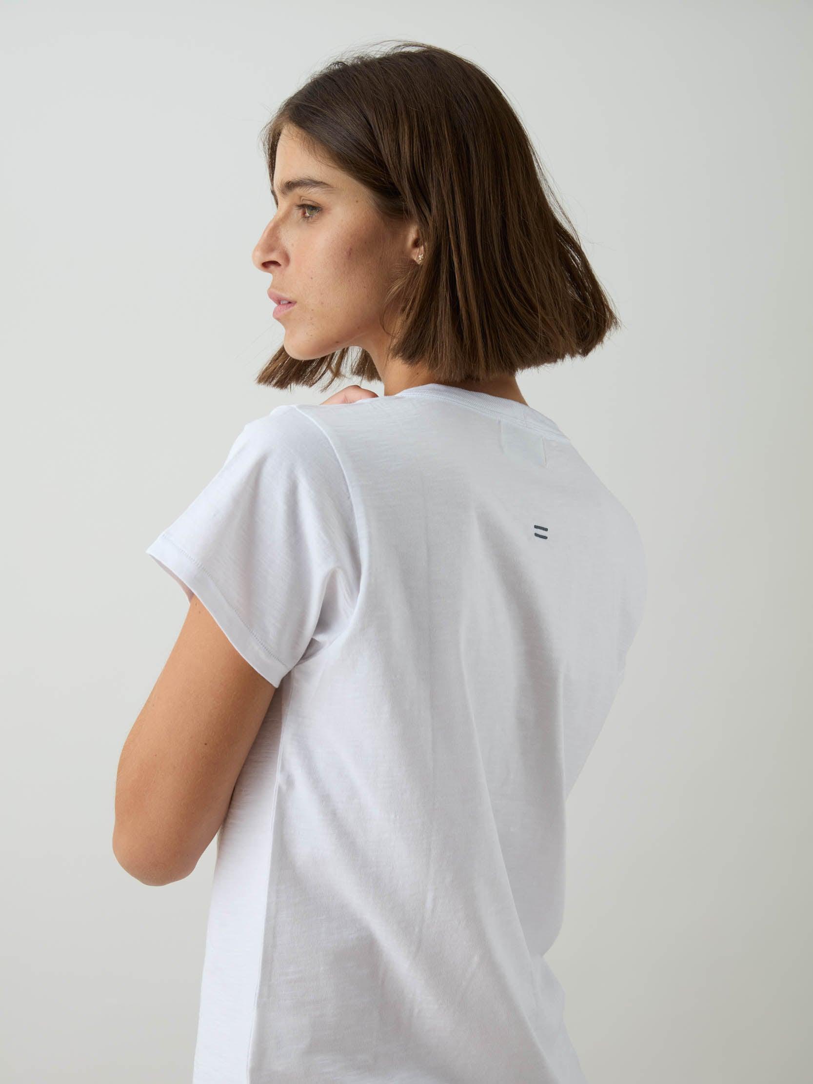 החולצה האורגנית צווארון עגול - לבן