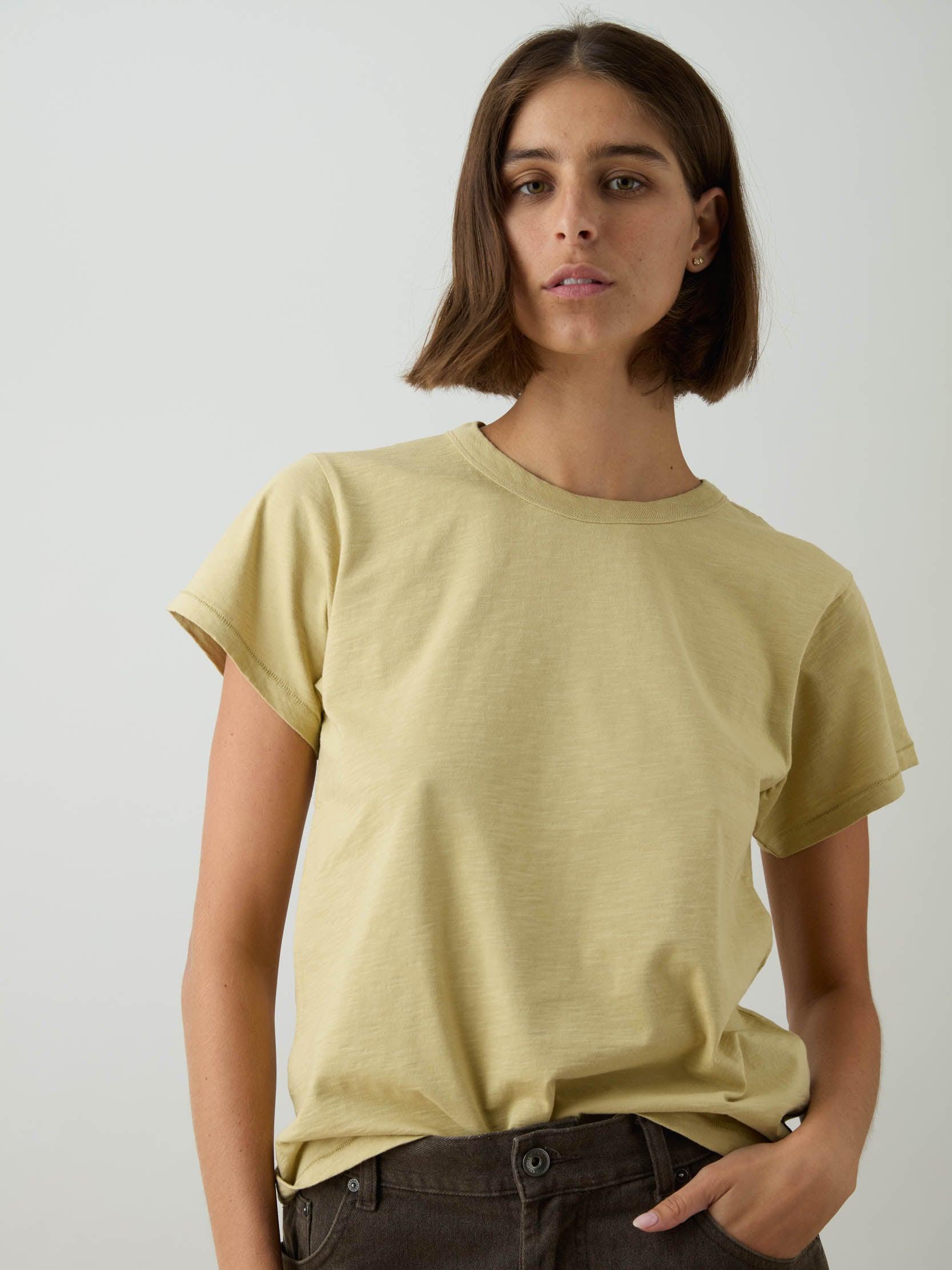 החולצה האורגנית צווארון עגול - גולדי