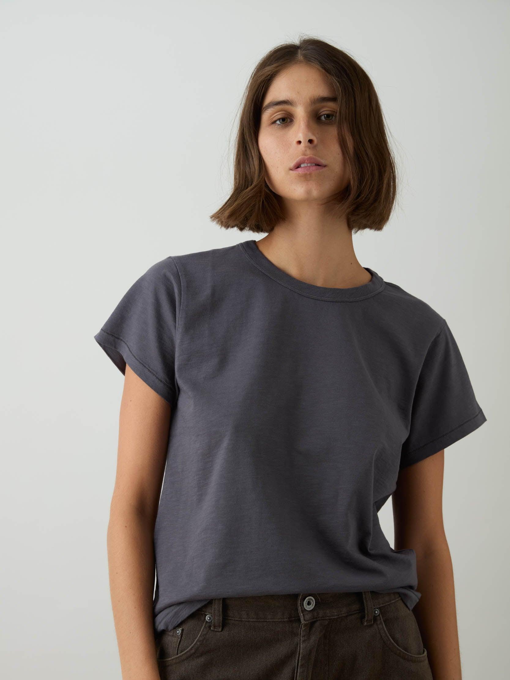 החולצה האורגנית צווארון עגול - פחם