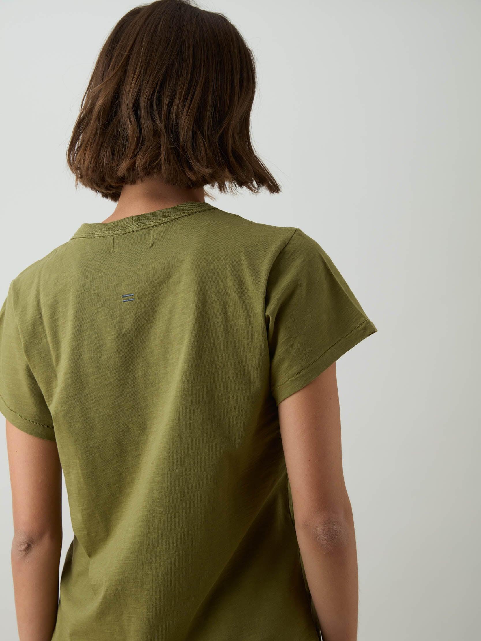 החולצה האורגנית  צווארון עגול - זית