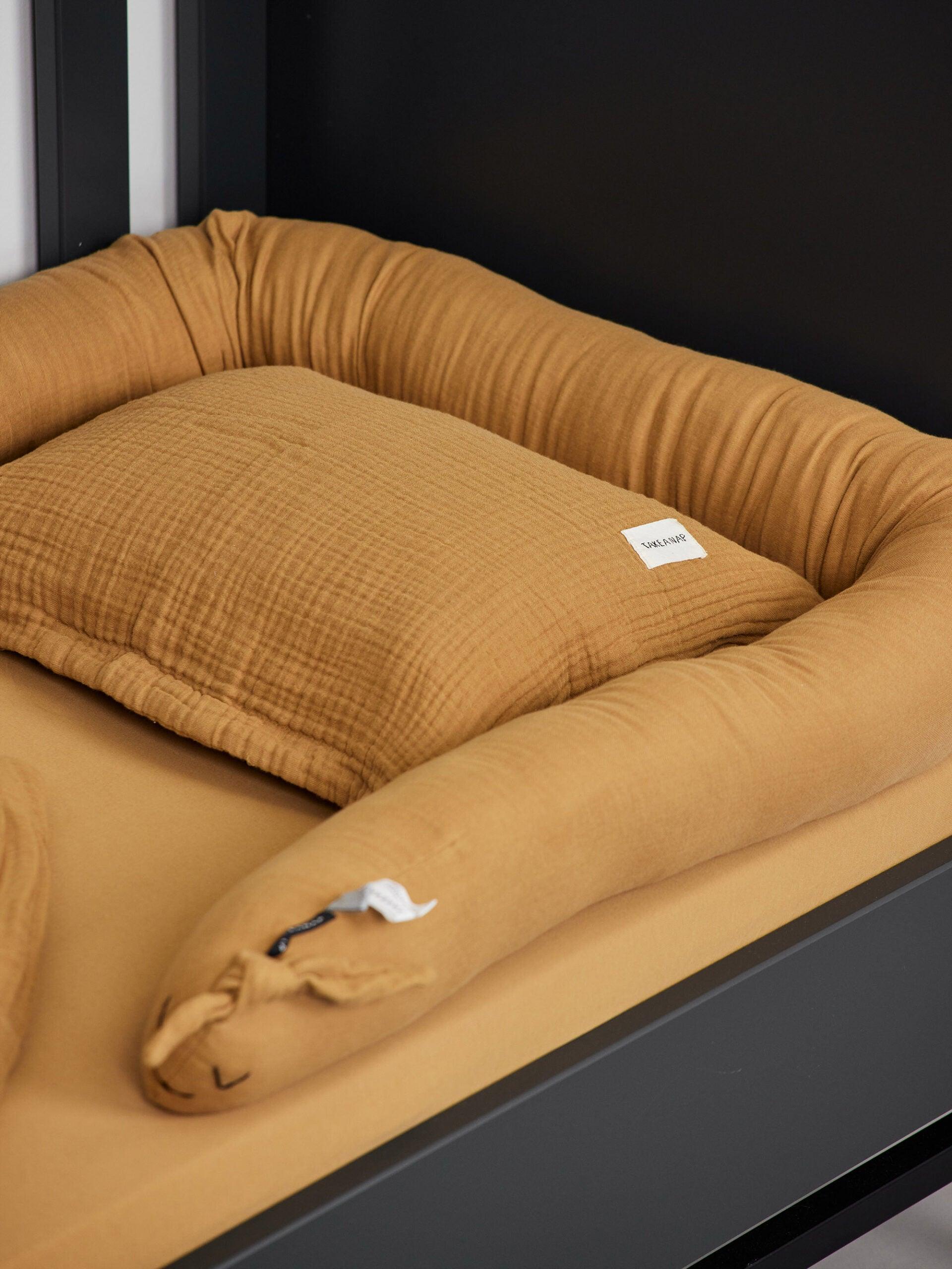 עריסה עם נחשוש כרית וציפית לכרית תינוק בצבע קרמל