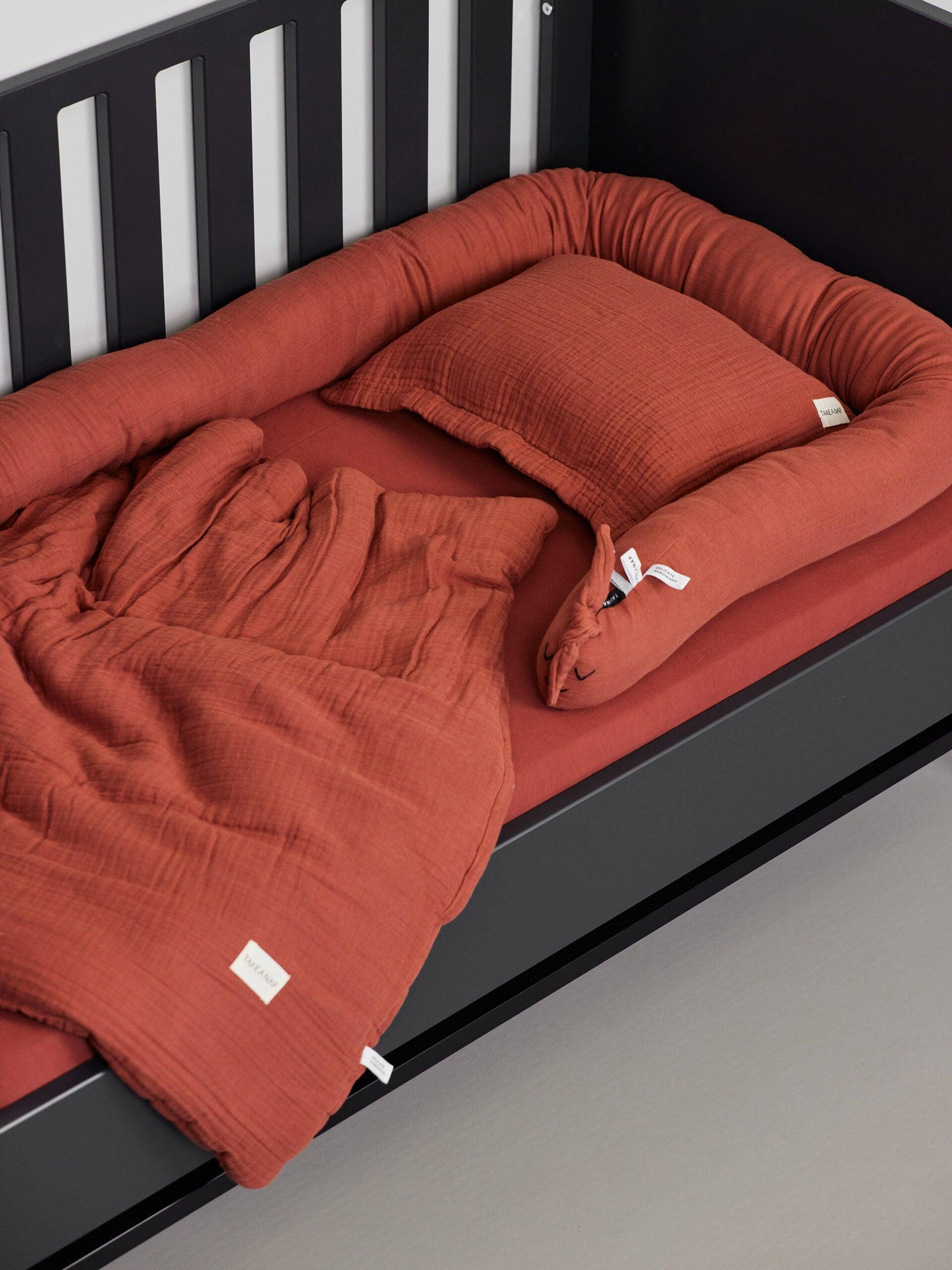 עריסה עם נחשוש, שמיכה וכרית עם ציפית לכרית תינוק בצבע טאבקו