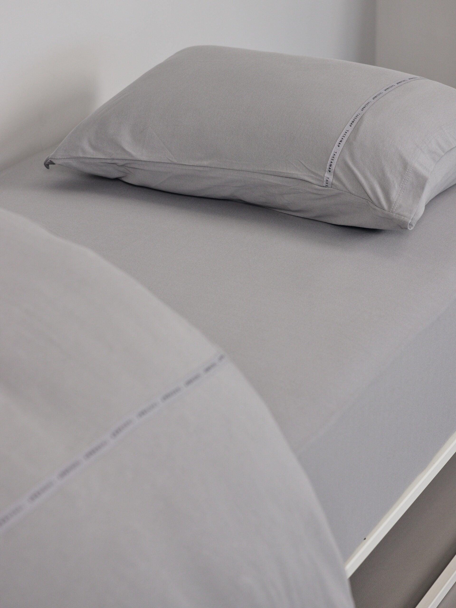 כרית עם ציפית לכרית 50 על 70 ס"מ על מיטה