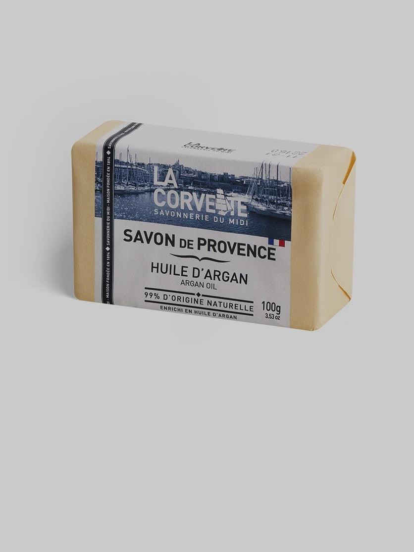 סבון פרובנס ריחני בריח ארגן מונח על רקע אפור