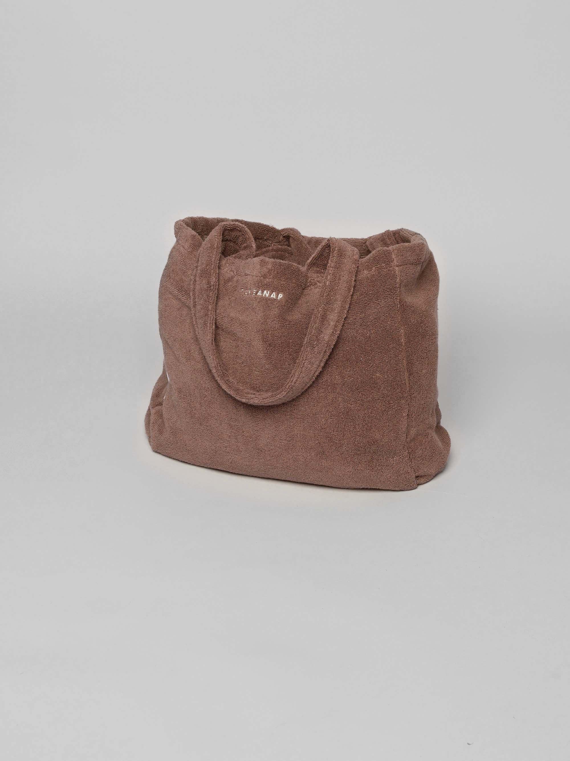 תיק לים Quality בצבע לאטה על רקע אפור בהיר בוהק