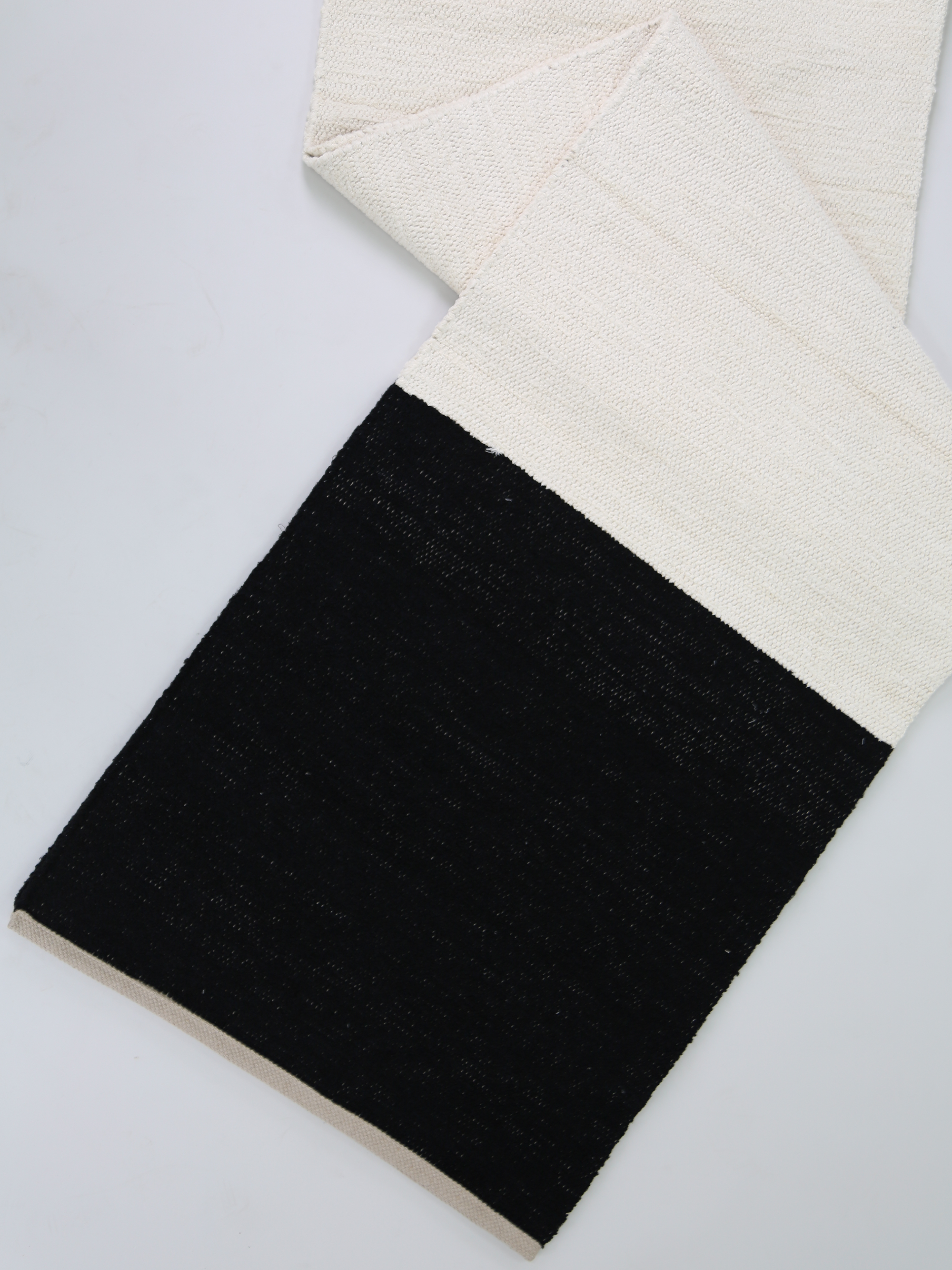 שטיח Color Block גדול - שחור בז׳