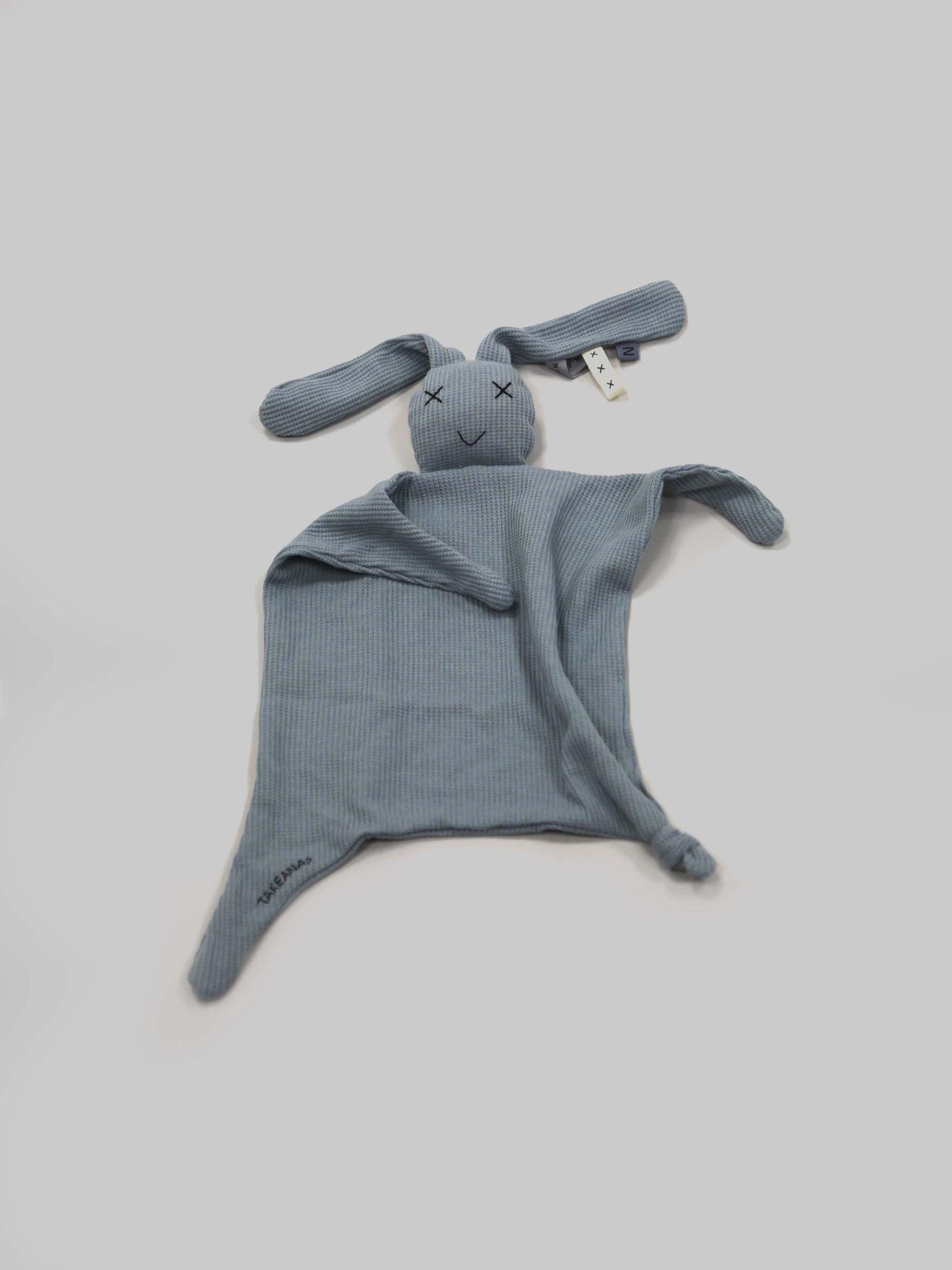 חפץ מעבר נוני שלי בצע אקווה על רקע אפור