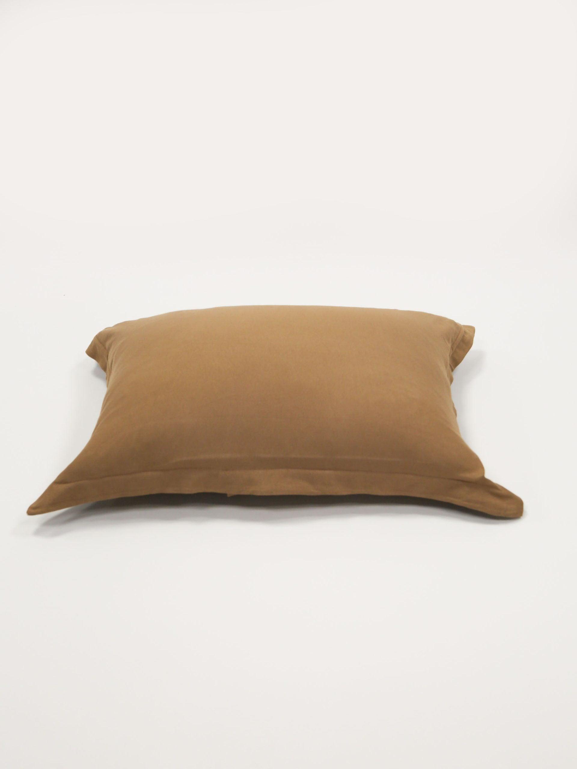 ציפית לכרית בצבע טופי על רקע לבן