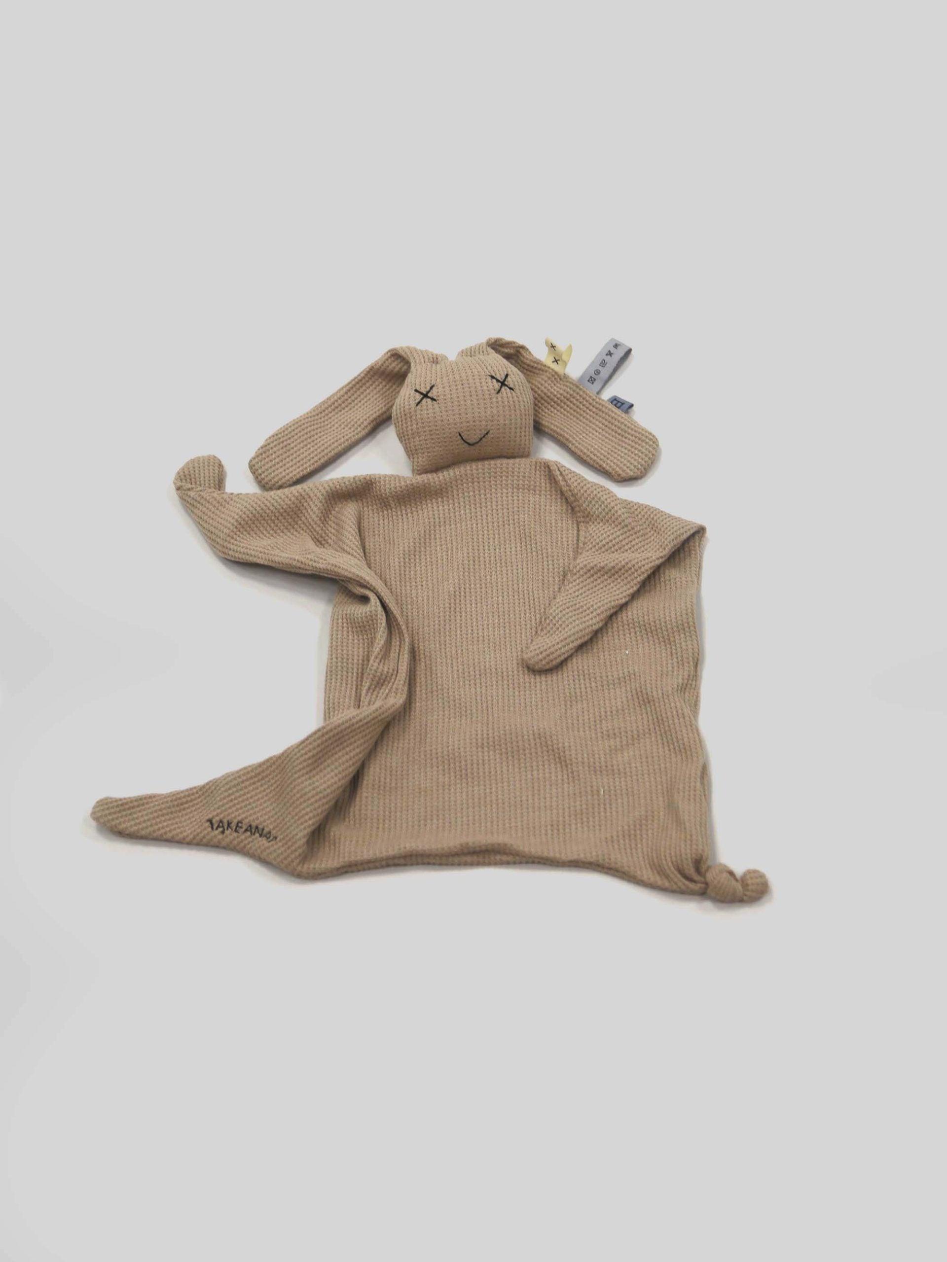 חפץ מעבר נוני שלי בצע מוקה על רקע אפור