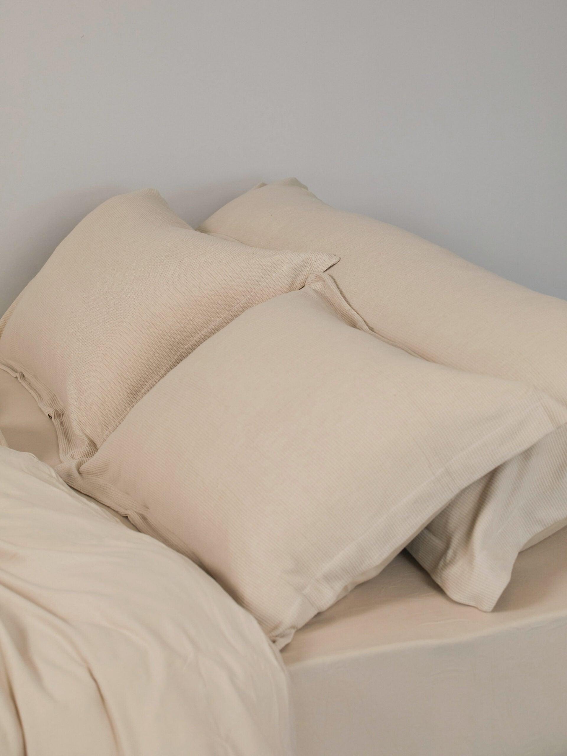 סט כריות עם ציפיות ארוכות לכריות על מיטה