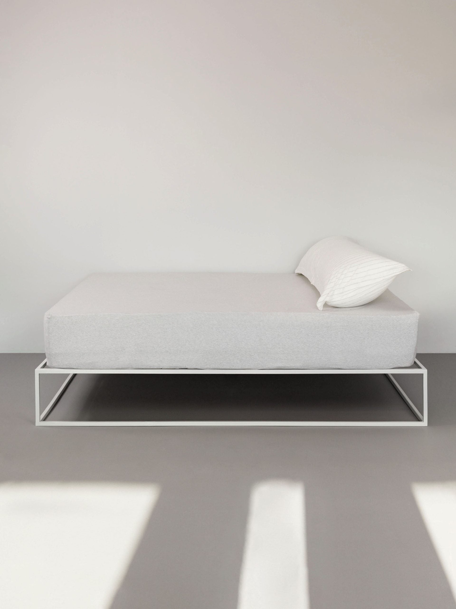 מיטת ברזל לבנה עם סדין, 2 כריות וציפיות לכריות