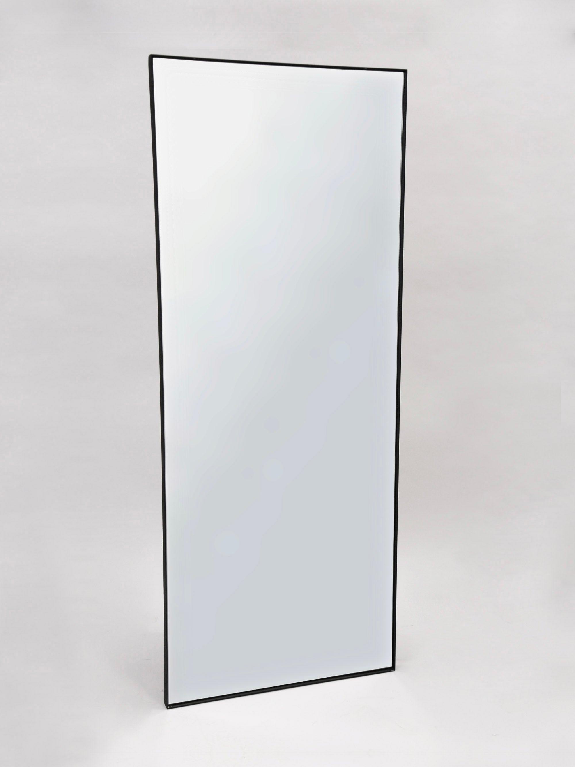 מראה עומדת מלבנית בצבע שחור על רקע אפור בהיר בוהק