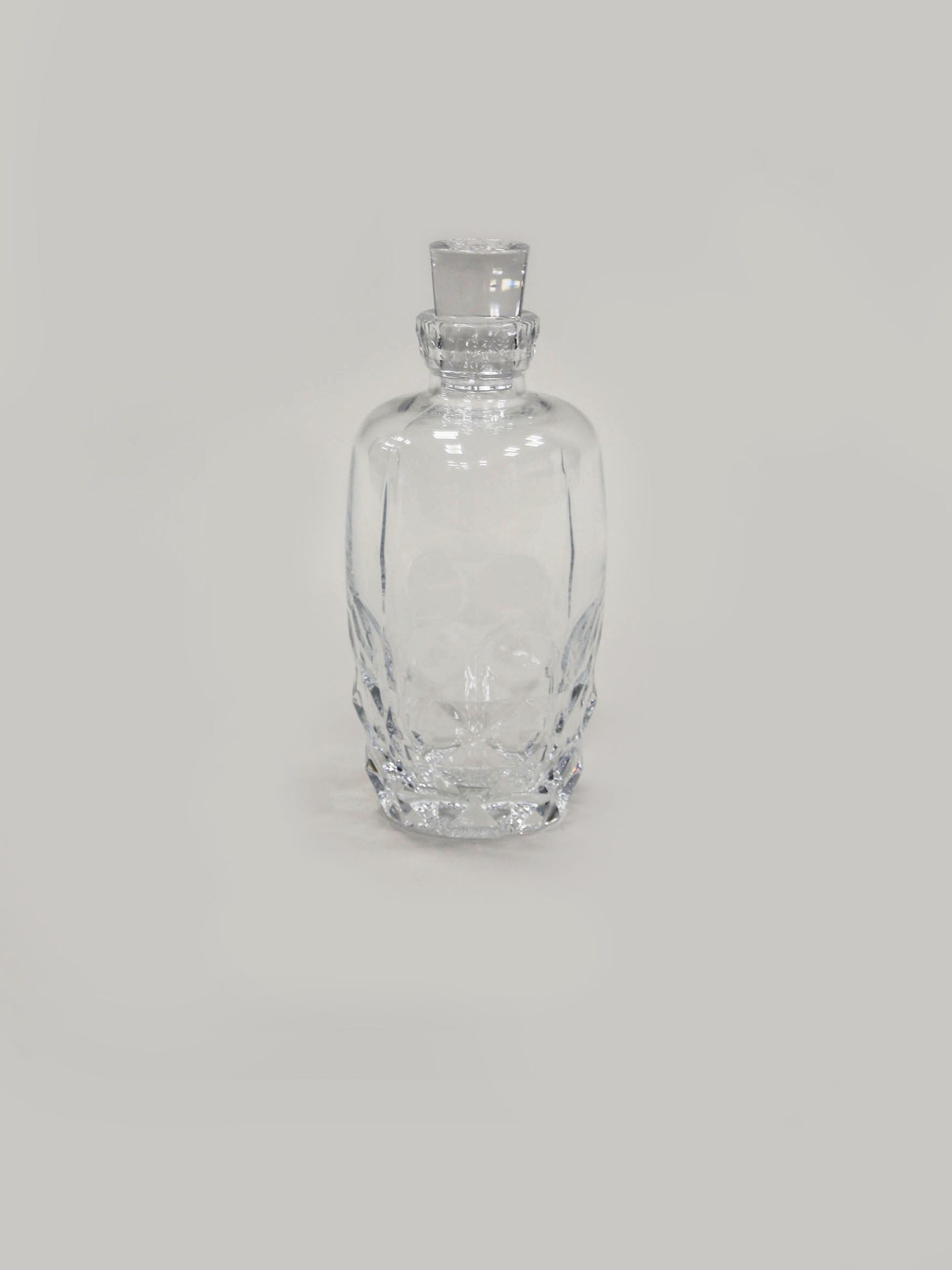   בקבוק קריסטל לוויסקי על רקע אפור בהיר בוהק