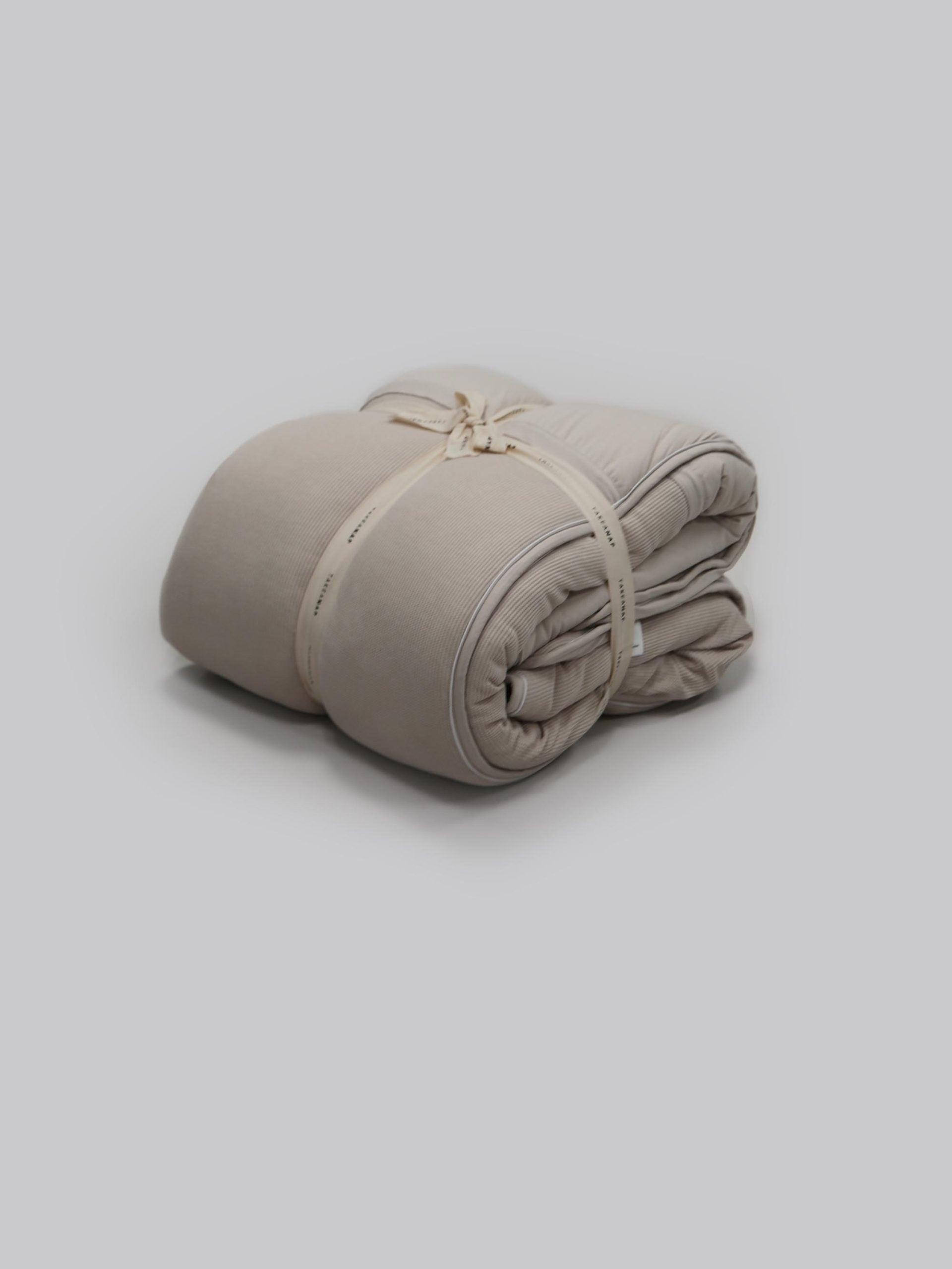 שמיכת יחיד הוליפייבר בצבע אבן על רקע אפור