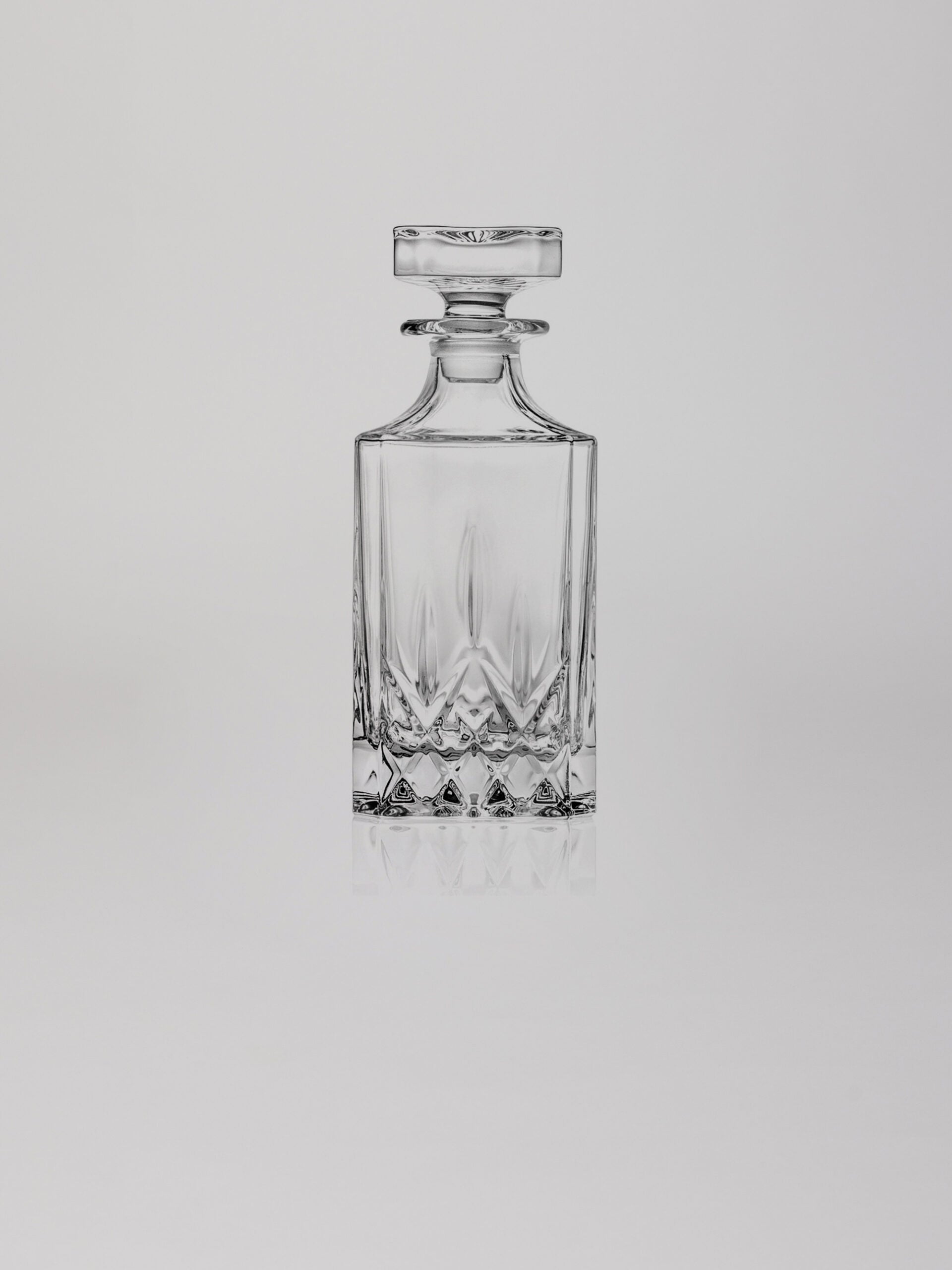  דקנטר לוויסקי מזכוכית קריסטל מדגם אופרה על רקע אפור בהיר בוהק