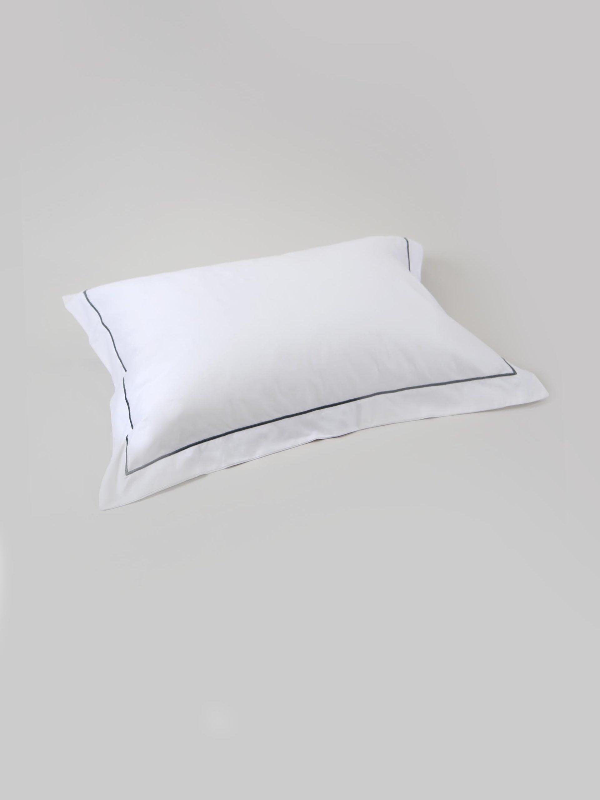 ציפית לכרית בעיטור ריקמה צפופה מסביב לכרית בצבע אפור