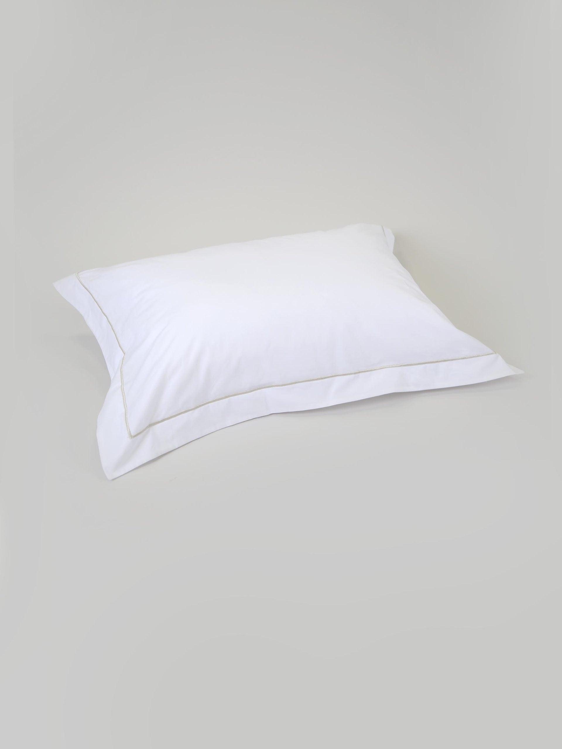 ציפית לכרית בעיטור ריקמה צפופה מסביב לכרית בצבע קפוצ'ינו