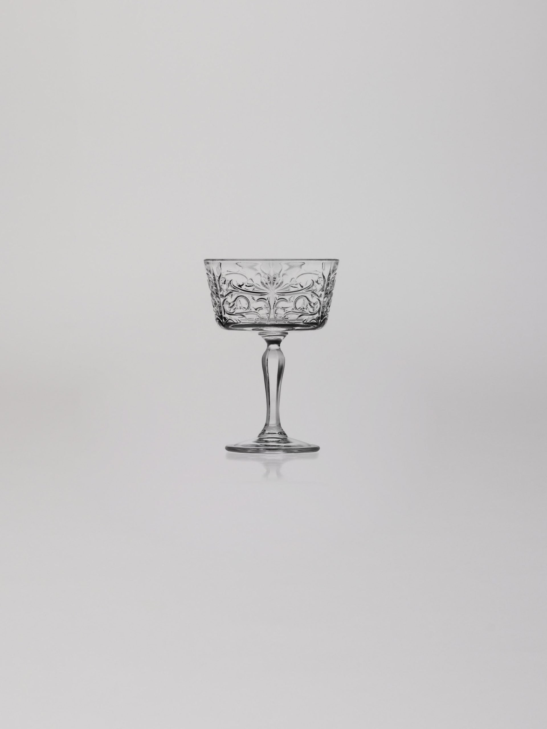 כוס שמפניה מדגם קופ על רקע אפור בהיר