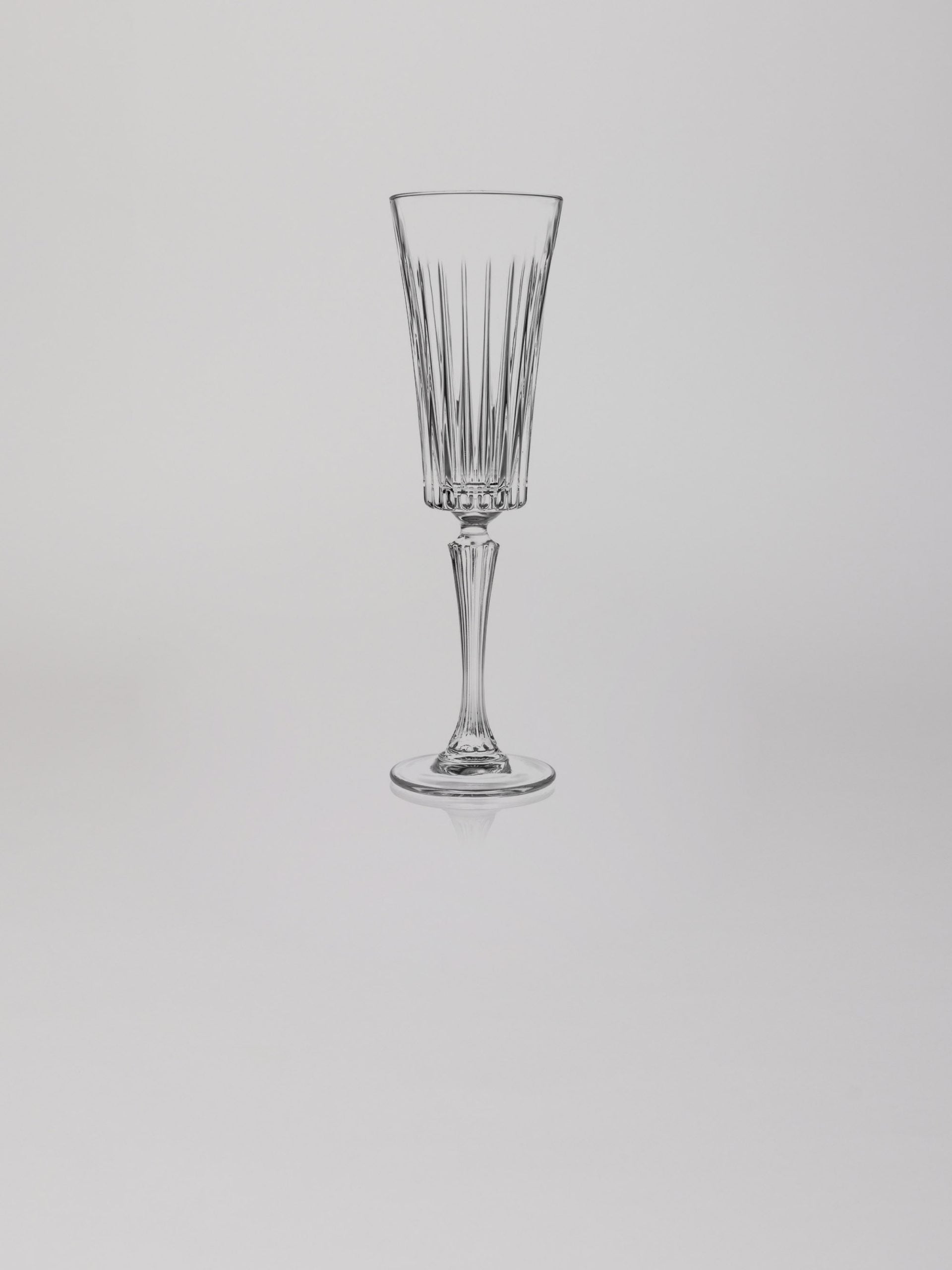  כוס שמפניה גבוהה טיימלאס על רקע אפור