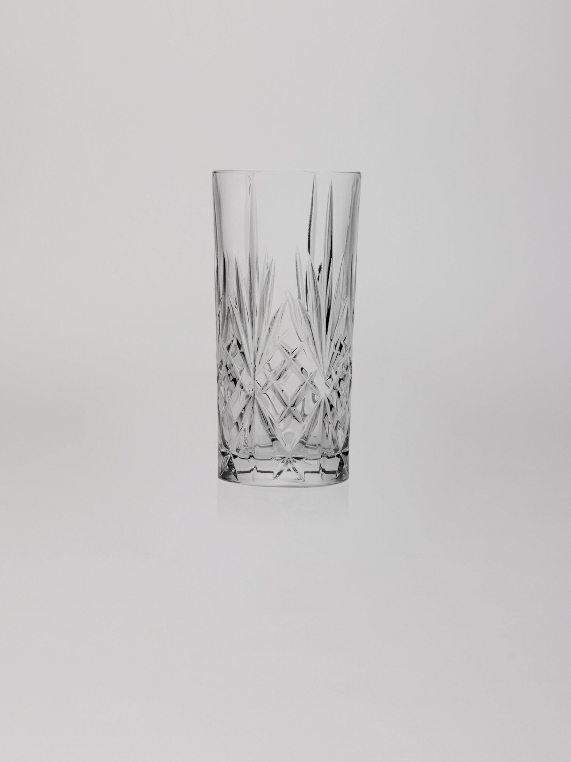 כוס הייבול מזכוכית על רקע אפור בהיר
