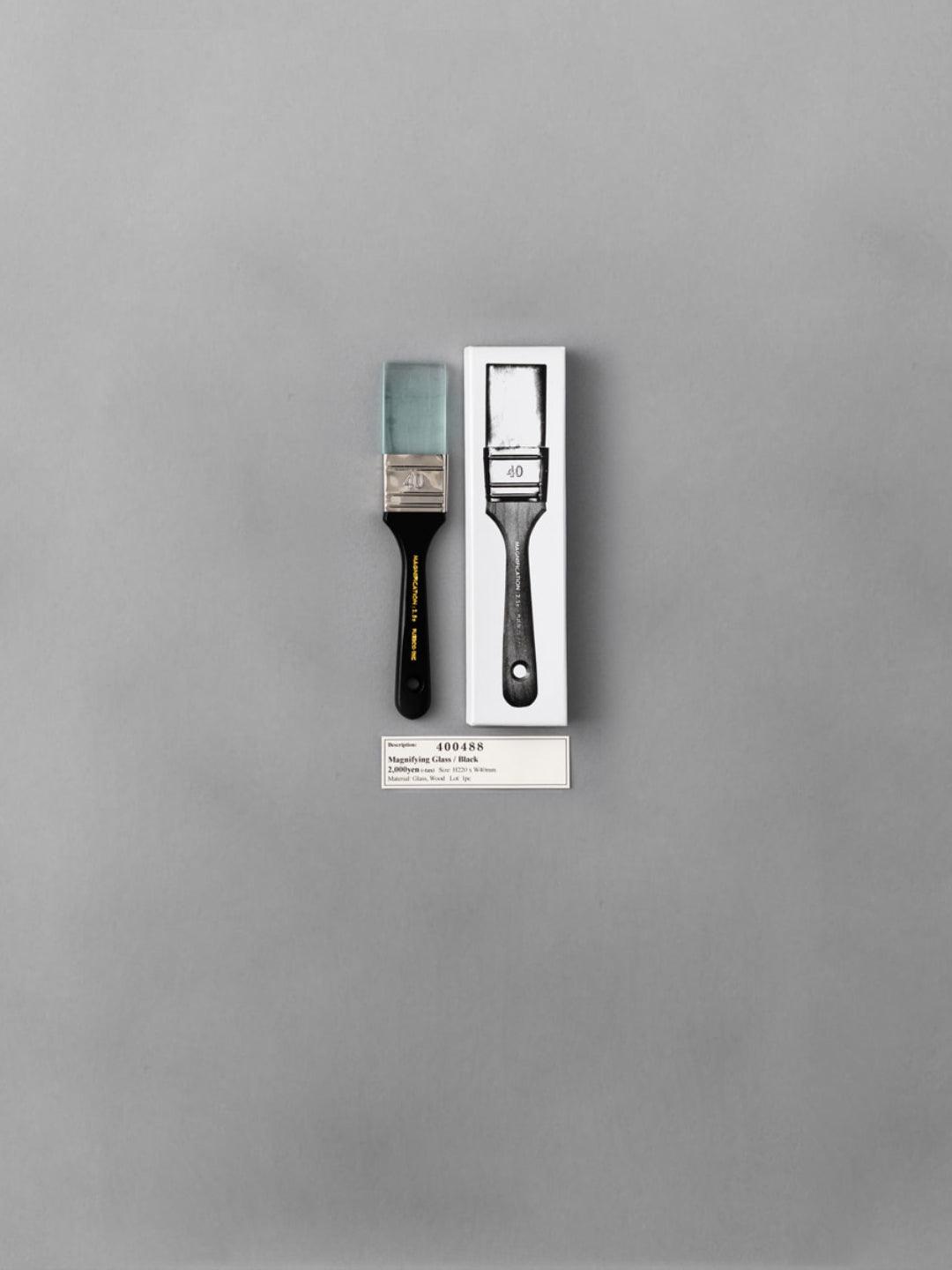 זכוכית מגדלת שחורה