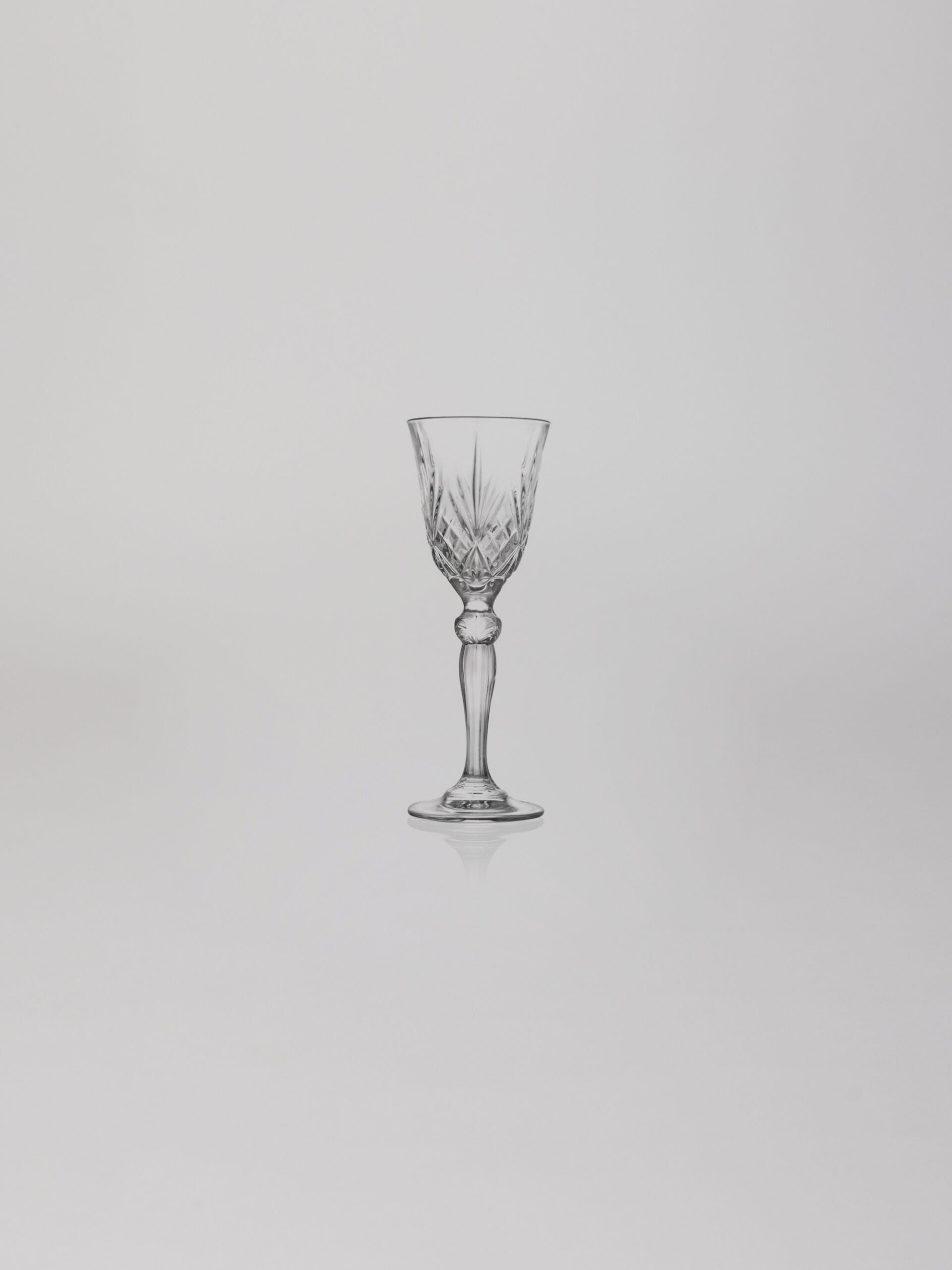 כוס גביע ליקר מלודיה מזכוכית קריסטל על רקע אפור בהיר