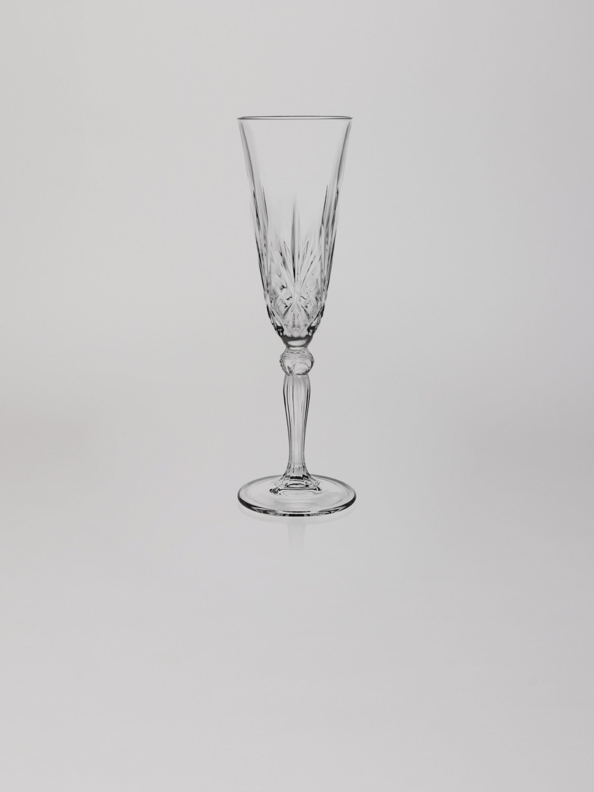  כוס שמפנייה גבוהה על רקע אפור בהיר