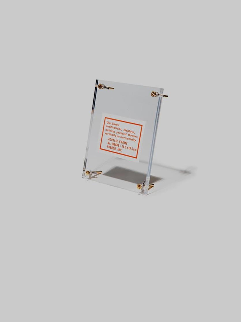 מסגרת לתמונה אקרילית גדולה שקופה  עומדת על רקע אפור בהיר