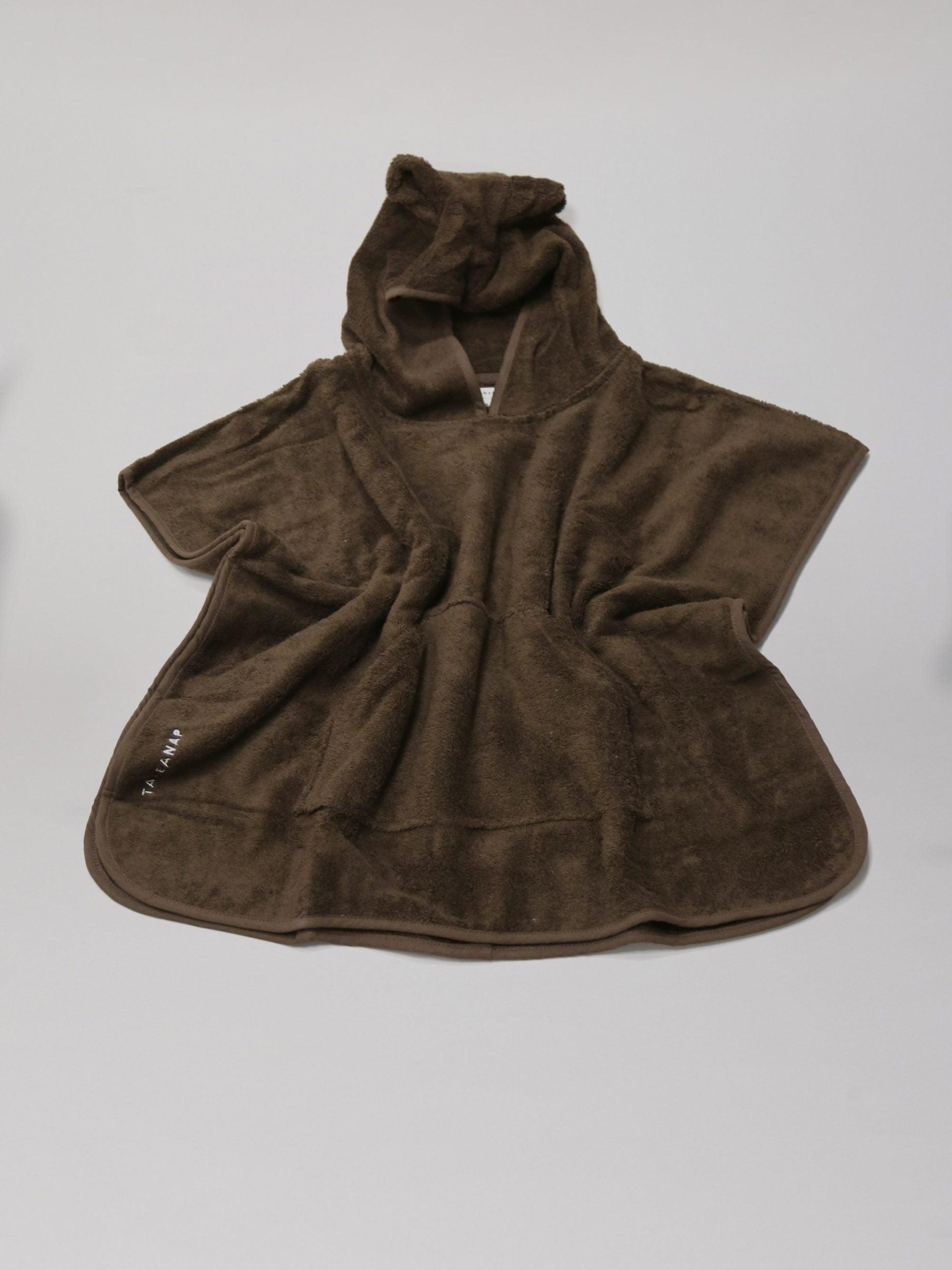 מגבת פונצ'ו לילדים בצבע חום פרושה על רקע אפור