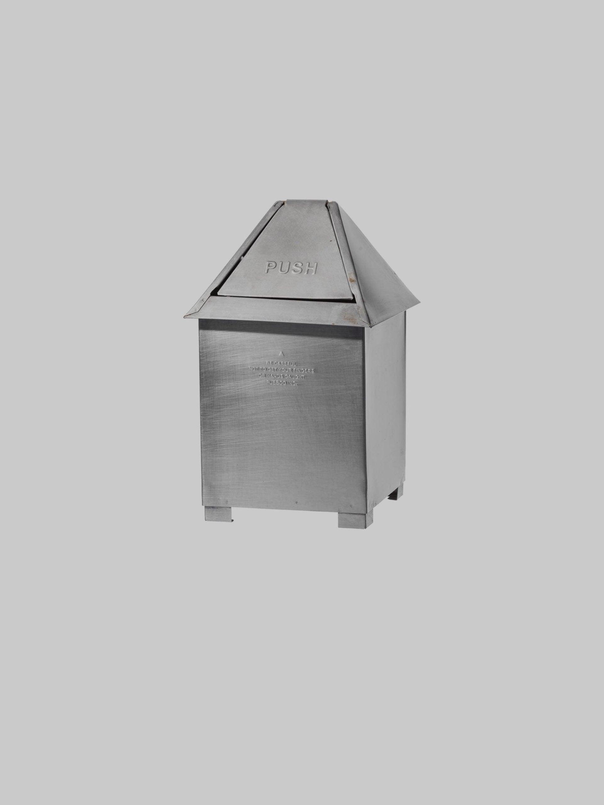 פח משרדי מעוצב ממתכת על רקע אפור