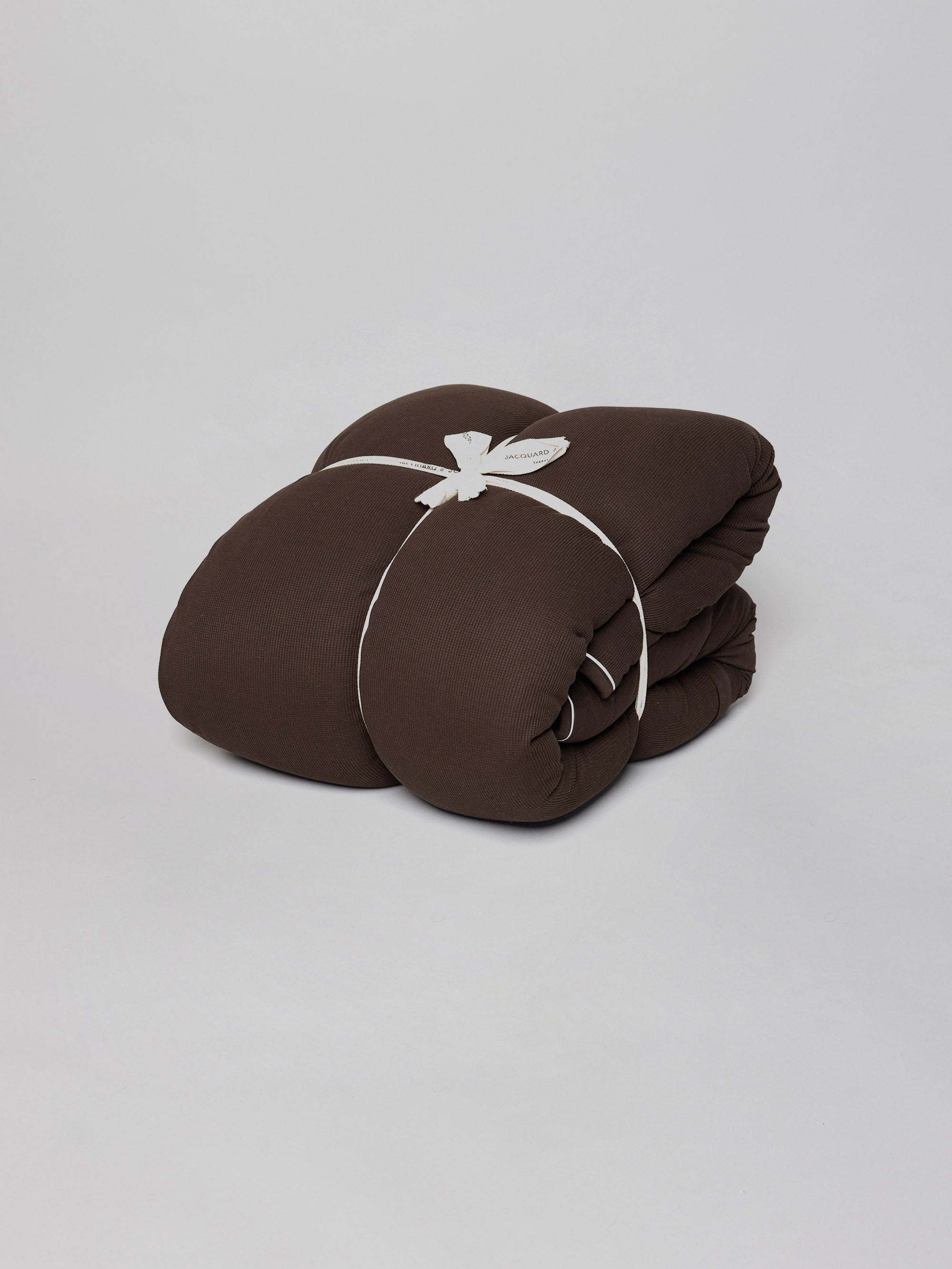 שמיכה למיטה הוליפייבר בצבע חום על רקע אפור