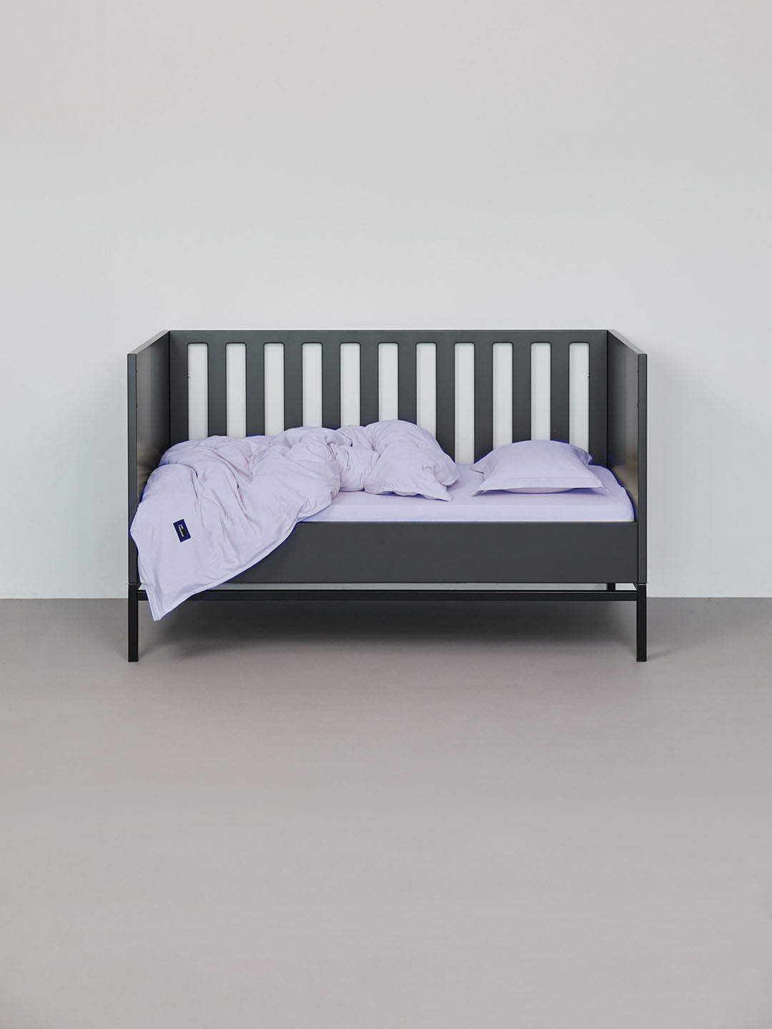 סט למיטת תינוק הכולל שמיכת פוך, סדין לעריסה וכרית תינוק בצבע סגול