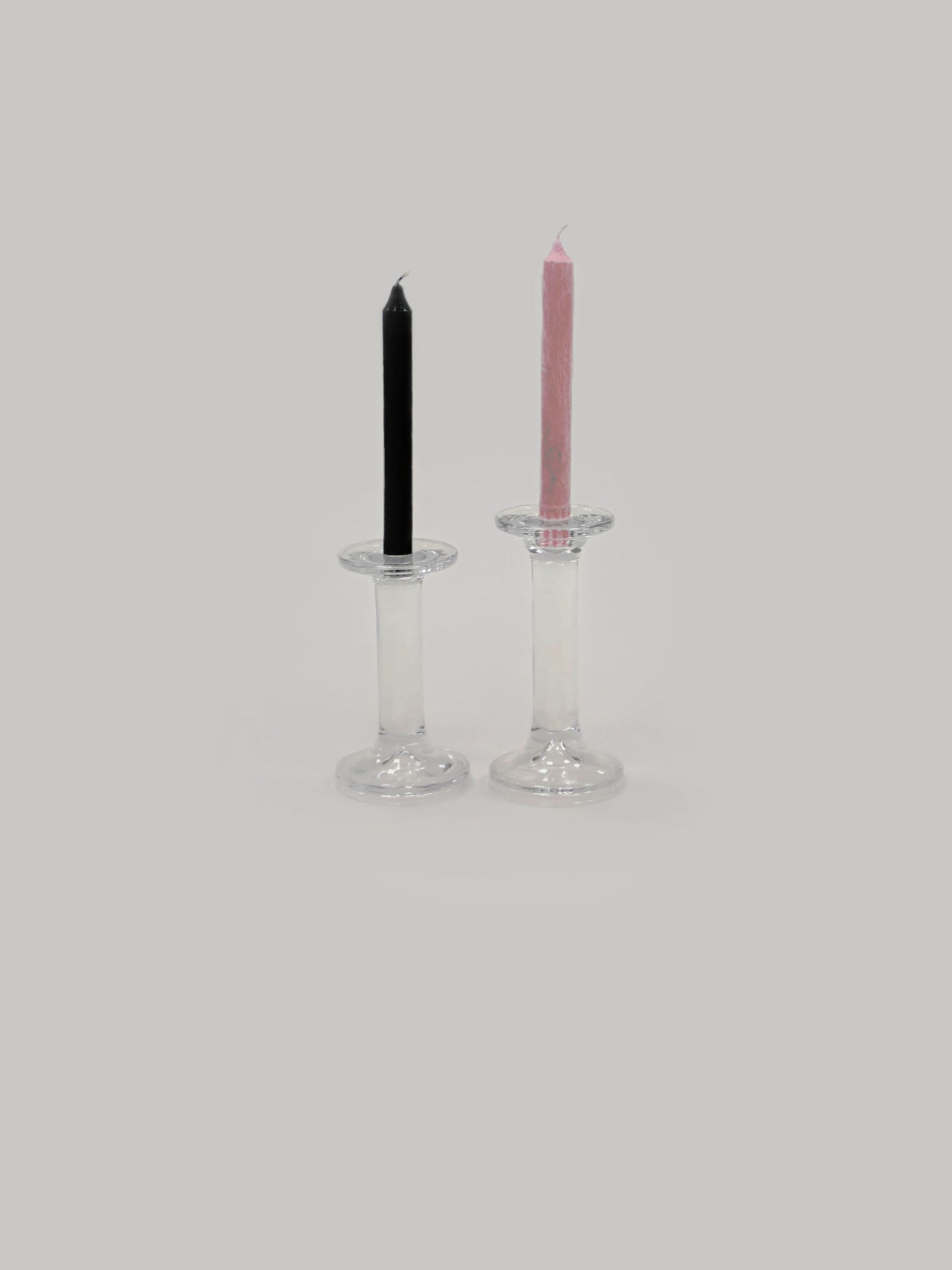 שתי פמוטים מזכוית אחד גדול ואחד קטן עם נרות על רקע אפור בהיר