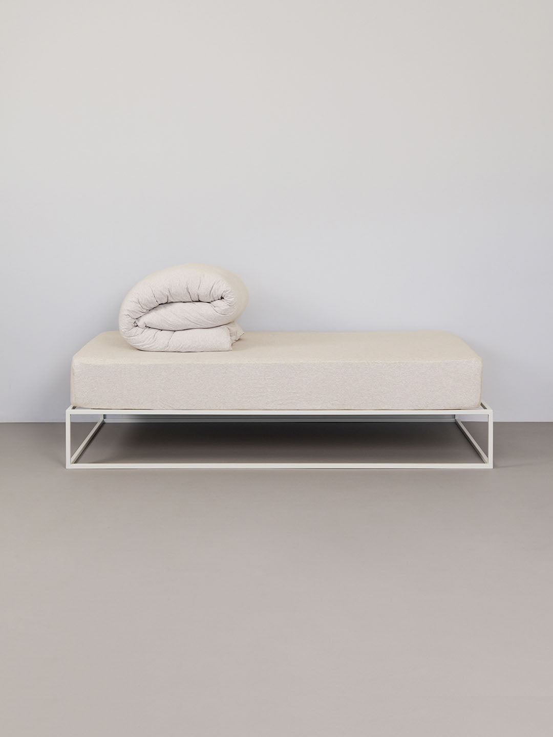 מיטת ברזל לבנה עם סט מצעים איכותי הכולל ציפה וציפיות בצבע אבן מלאנג'