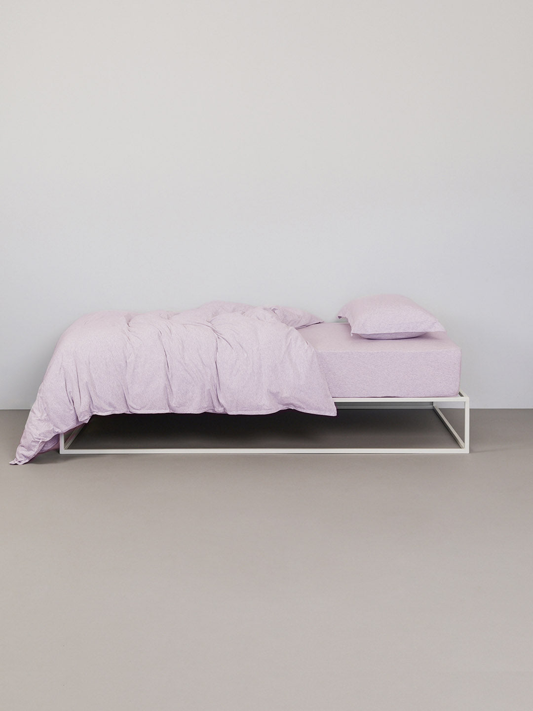 מיטת ברזל לבנה עם סט מצעים איכותי הכולל ציפה וציפיות בצבע סגול מלאנג'